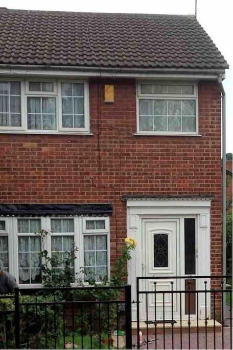 Princess 3 Bedroom House + Offstreet Parking +Wifi Leeds  Exterior photo